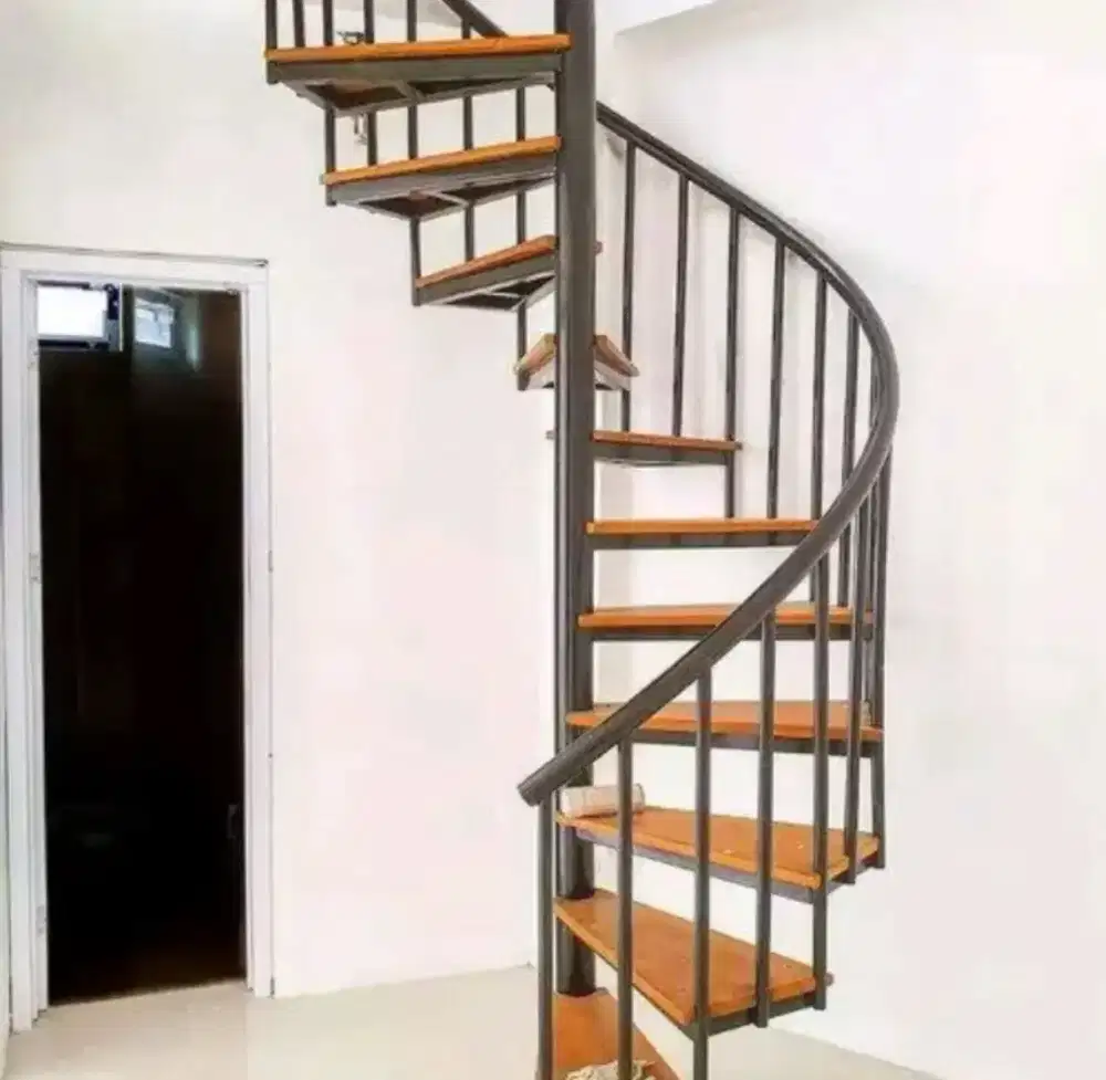 Tangga putar traf kayu
