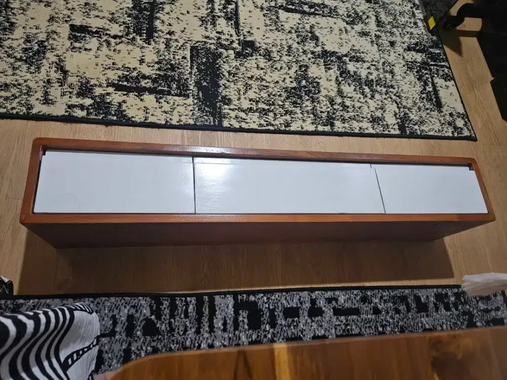 Rak TV Gantung Jati