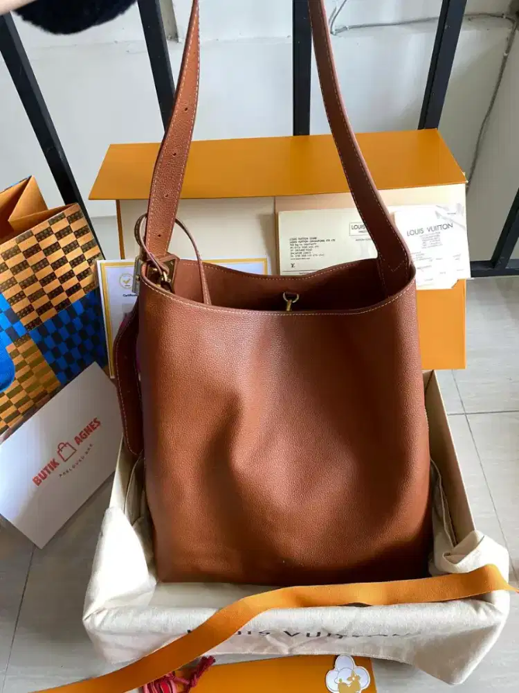 Nego Preloved Low Key Hobo MM Cognac Authentic