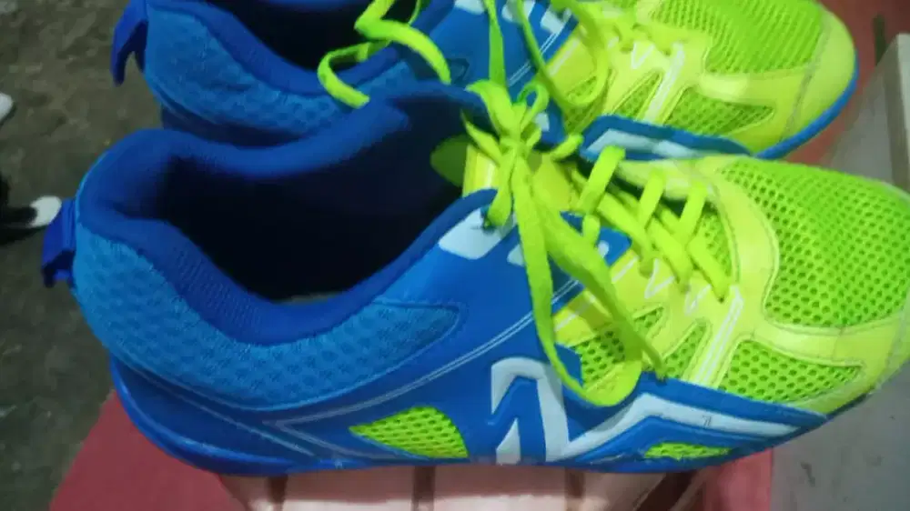Sepatu sport pria cocok buat badminton