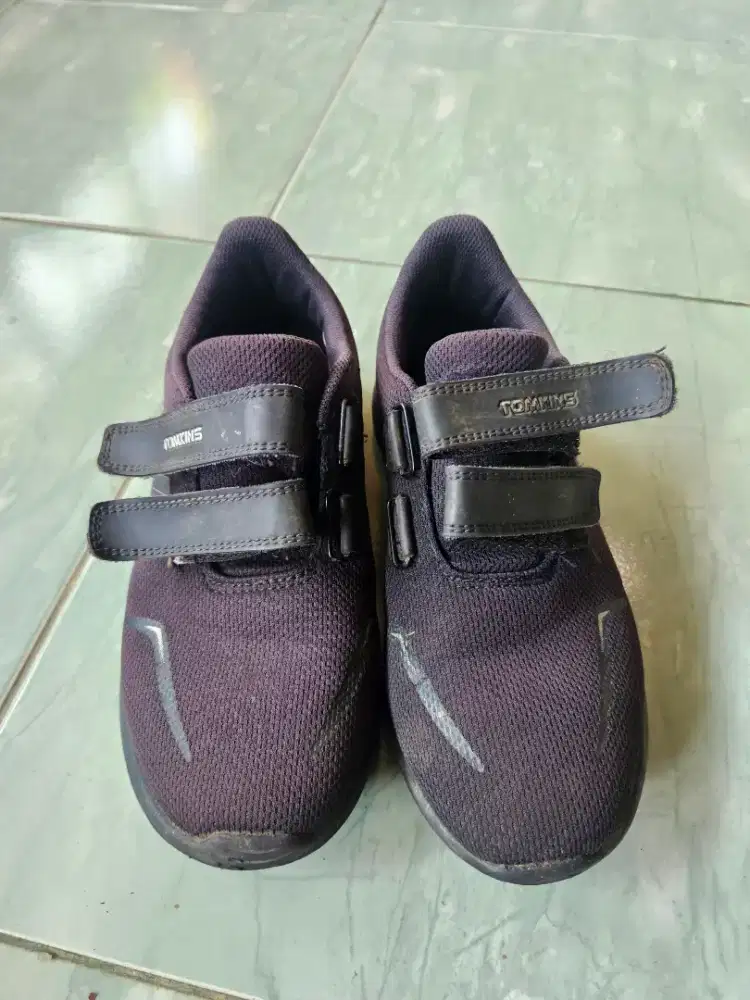 Sepatu tomkins ukuran 39 hitam
