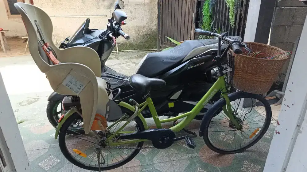 Sepedah keluarga dengan keranjang dan boncengan anak yang saftey