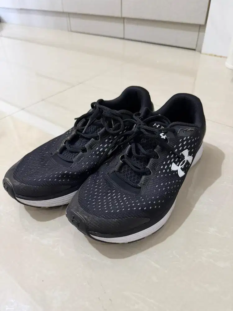 Sepatu olahraga Under Armour