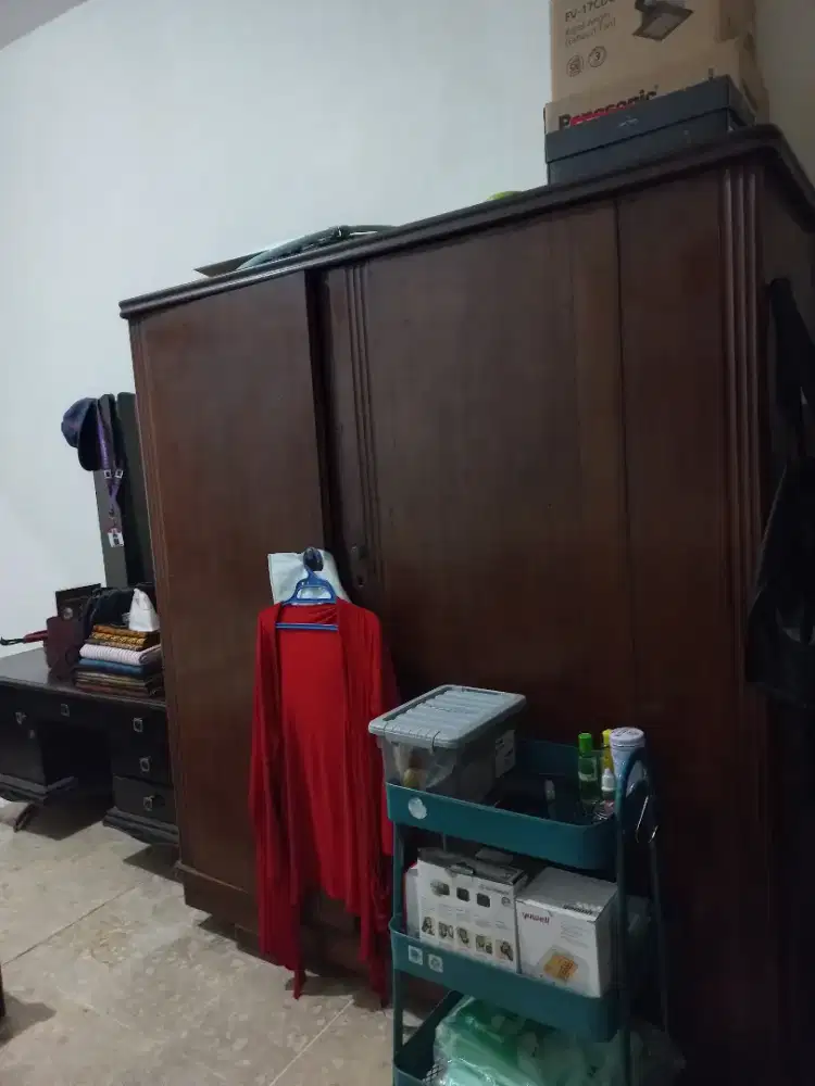 Lemari baju jati tua