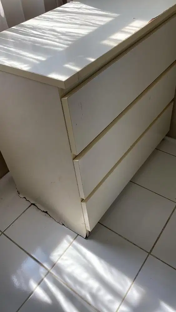 Lemari 3 laci, ambil sendiri.