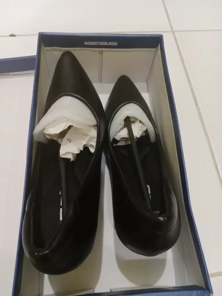 Sepatu heel 7 cm warna hitam
