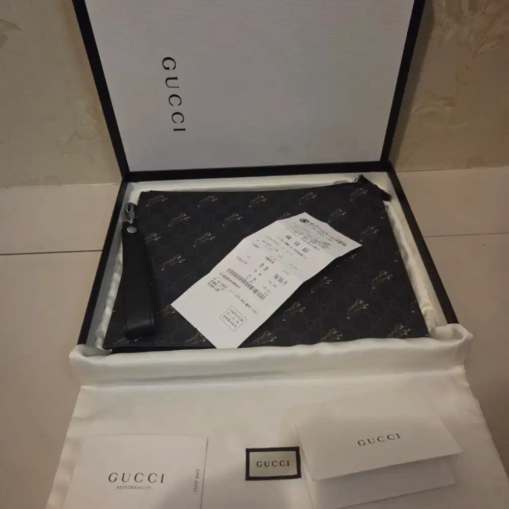 Gucci GG Supreme Tiger Clutch