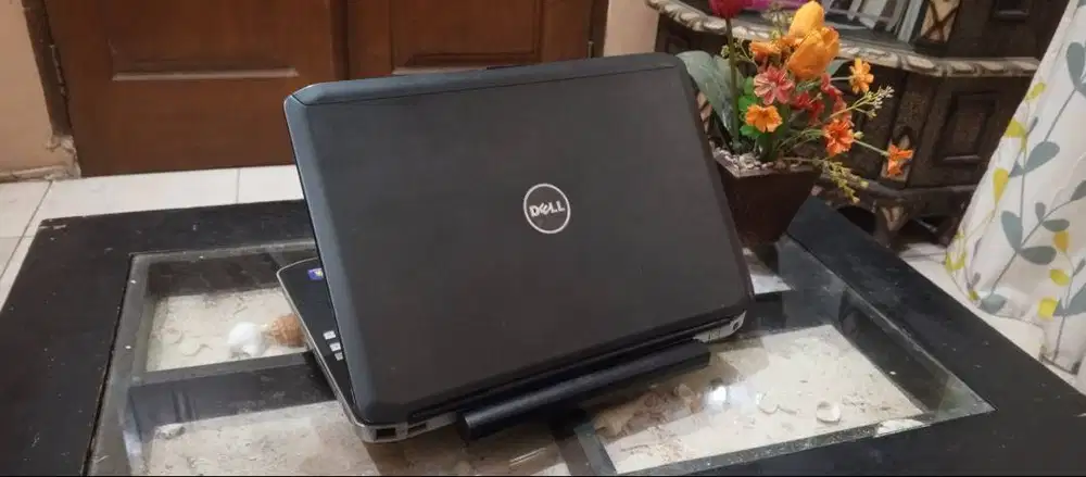 Laptop Dell Core i7 ram 8 Batrey 3jam Normal Siap Pakai