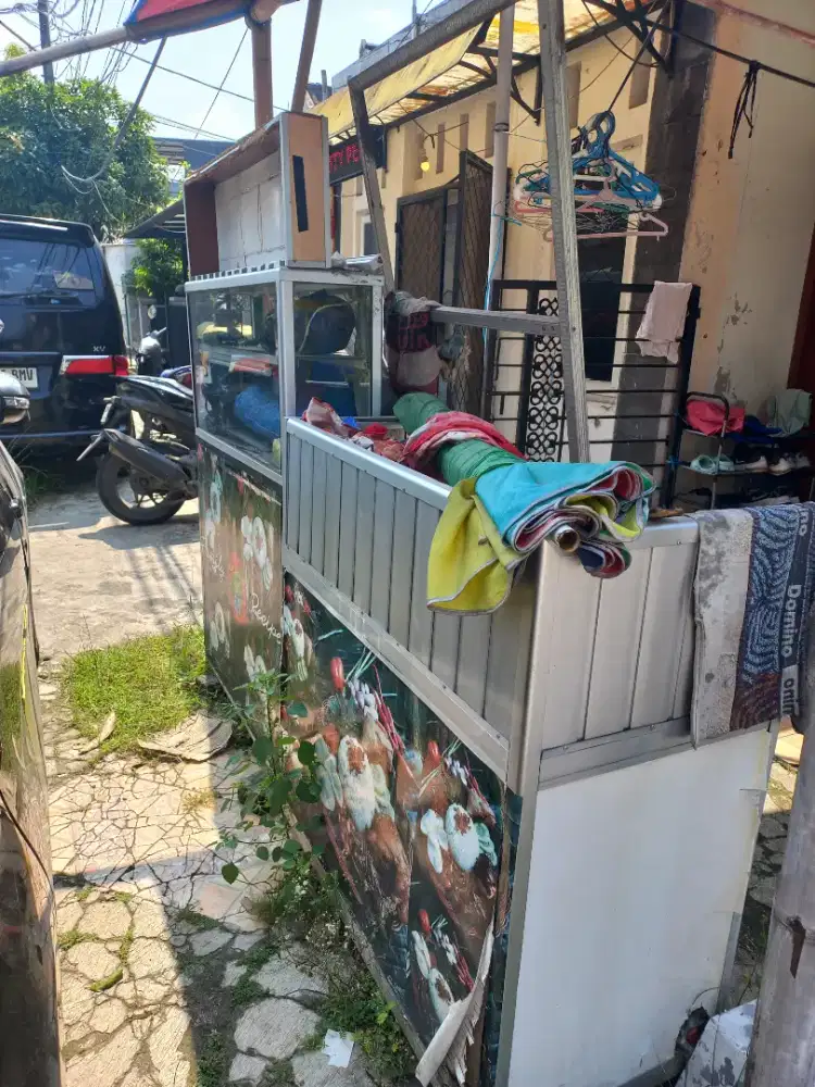 ETALASE MAKANAN BEKAS JUALAN