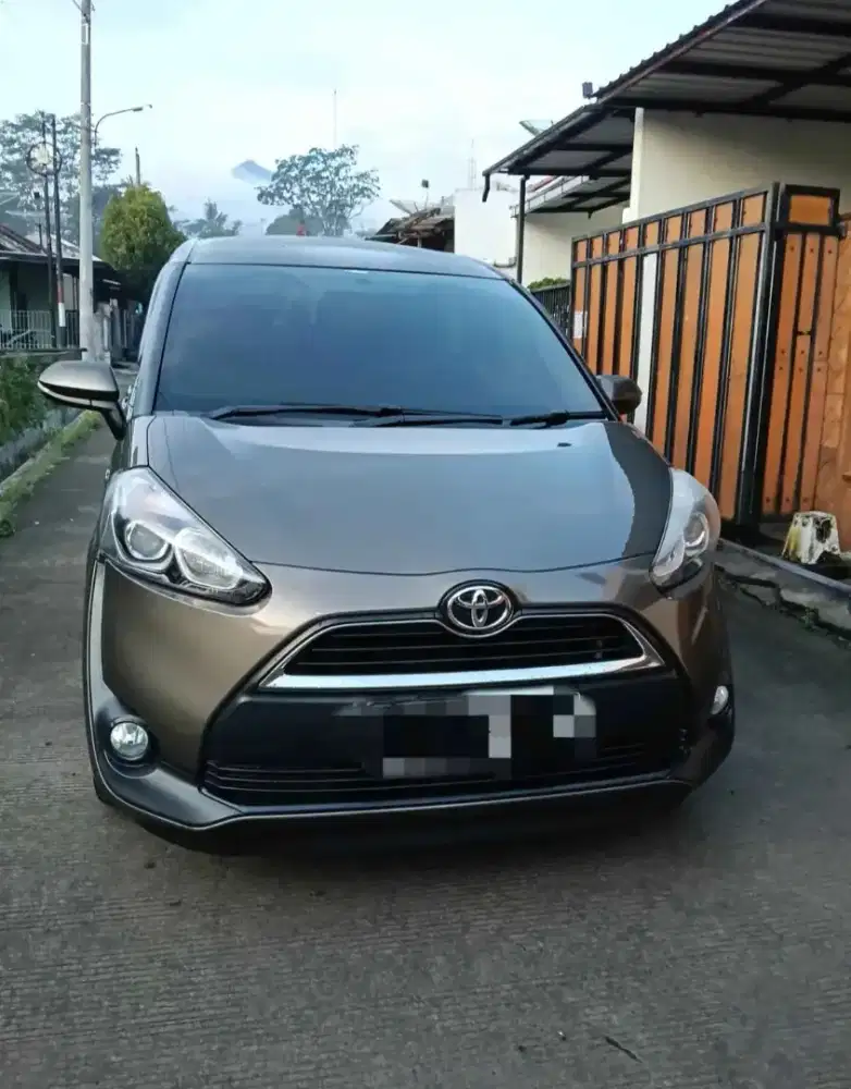 Toyota sienta 1.5 V M/T 2017