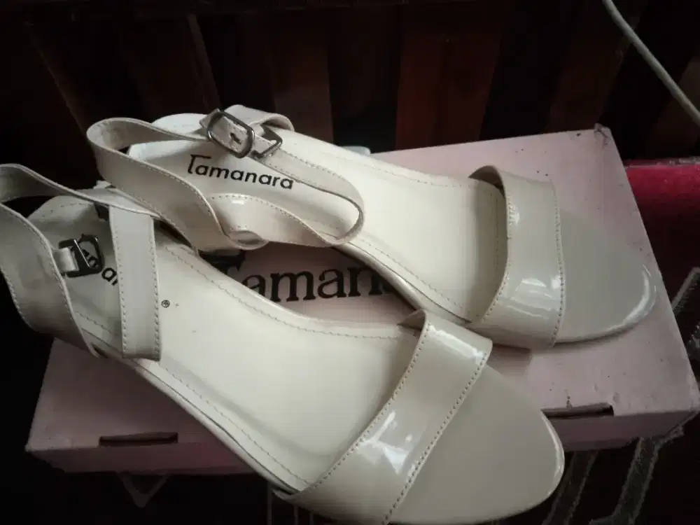 Sendal heels merk Tamanara