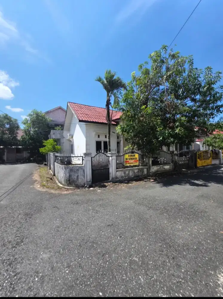 Disewakan rumah Rp 25 jt/thn + isi. 3KT, 2AC, 2KM, Aman. Satpam 24 jam