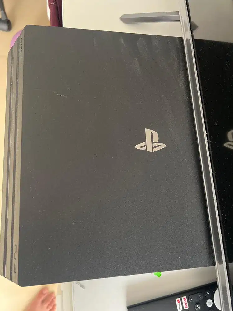 Playstation 4 Pro - 1TB Free 2 Stick
