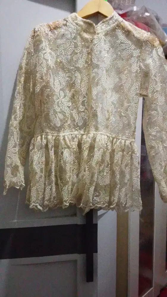 Baju akad serba putih