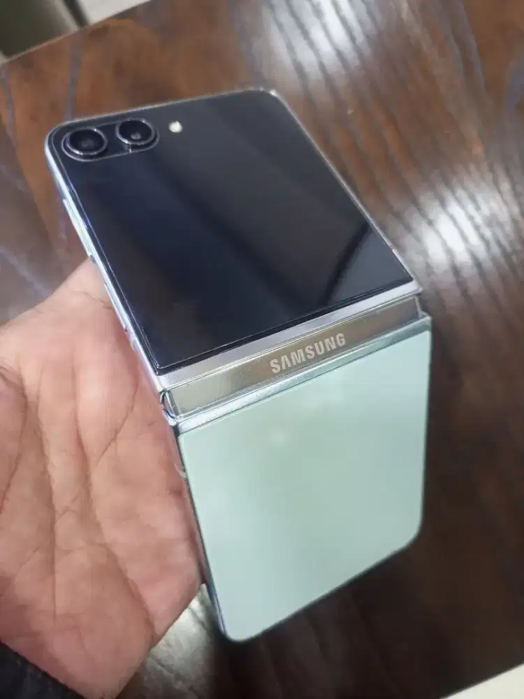Samsung Z flip 5 ram 8/512gb SEIN