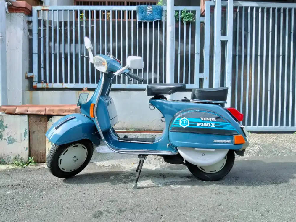 Vespa PX 150 biru malam