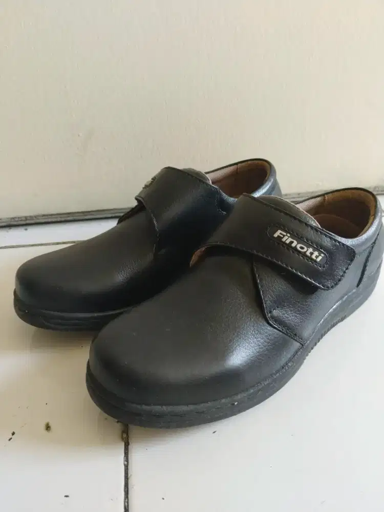 Sepatu Pantofel Finotti Hitam