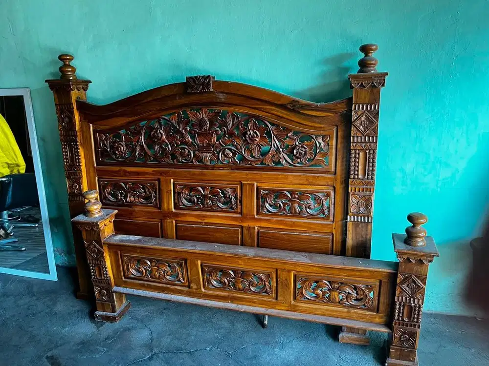 Dipan kayu ukir