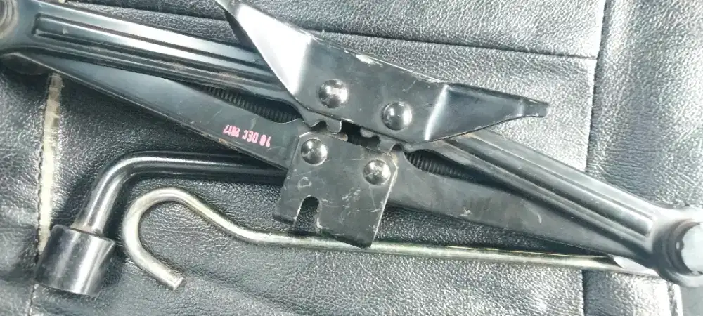 Dongkrak manual bawaan Calya
