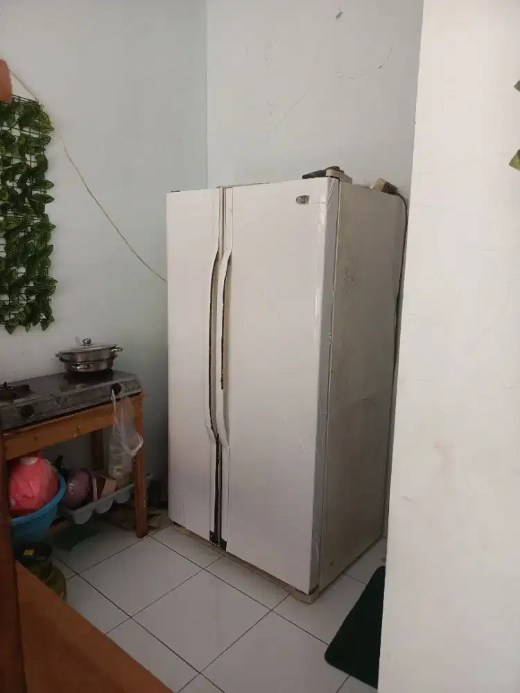 Kulkas slide putih