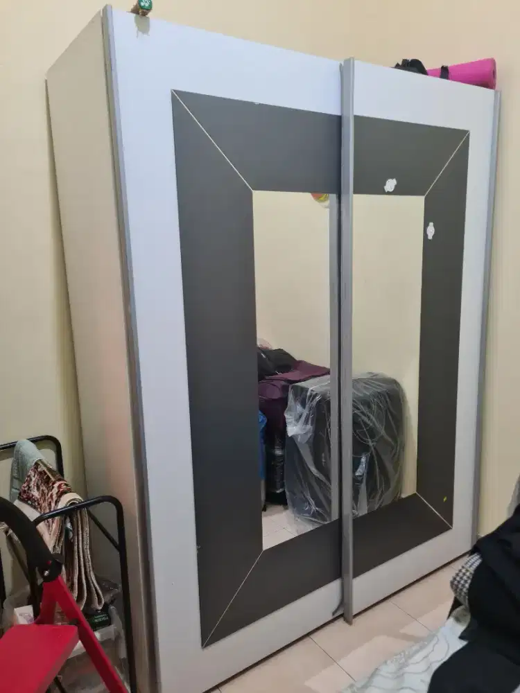 DIJUAL CEPAT LEMARI PINTU GESER