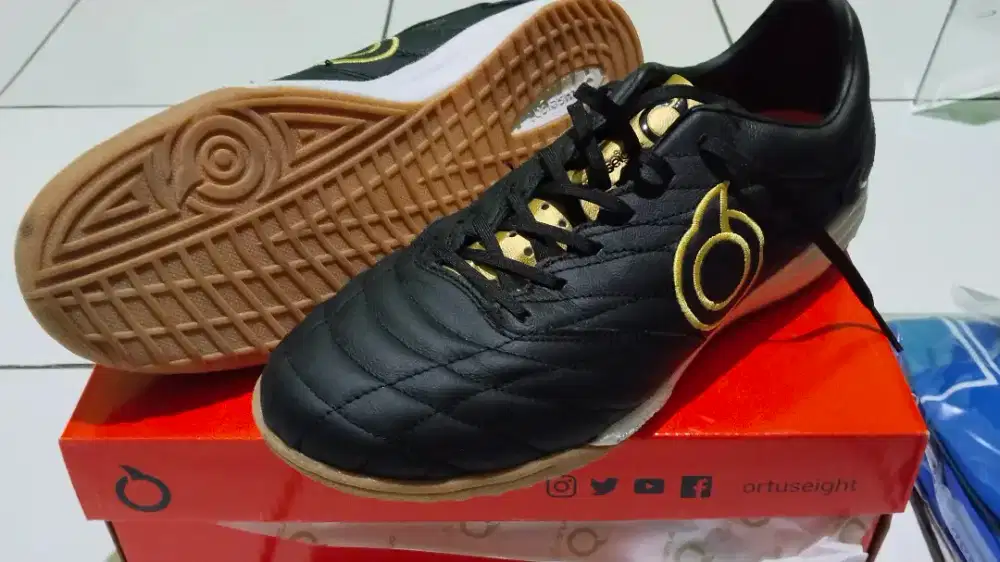 Sepatu futsal outside