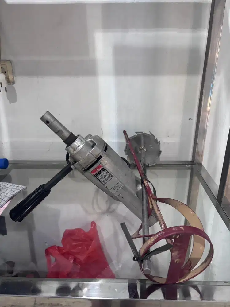 Mixer Makita type UT 1301