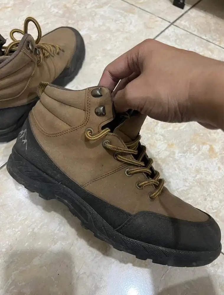 SEPATU GUNUNG LC WAIKIKI