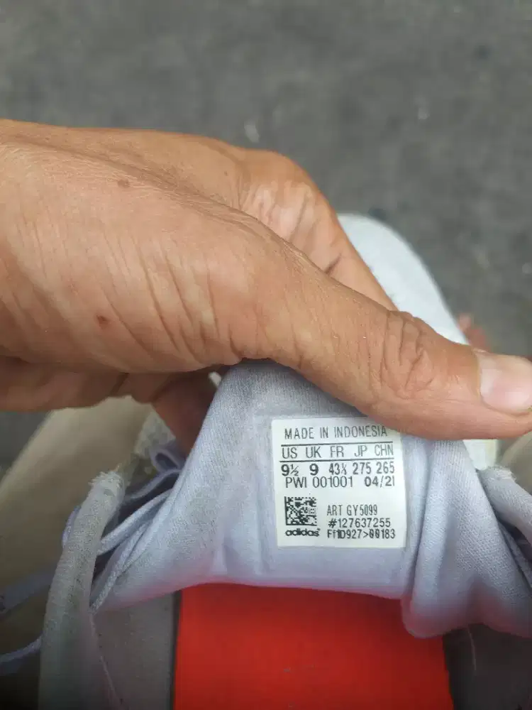 Di jual sepatu merek adidas asli kode gy5099