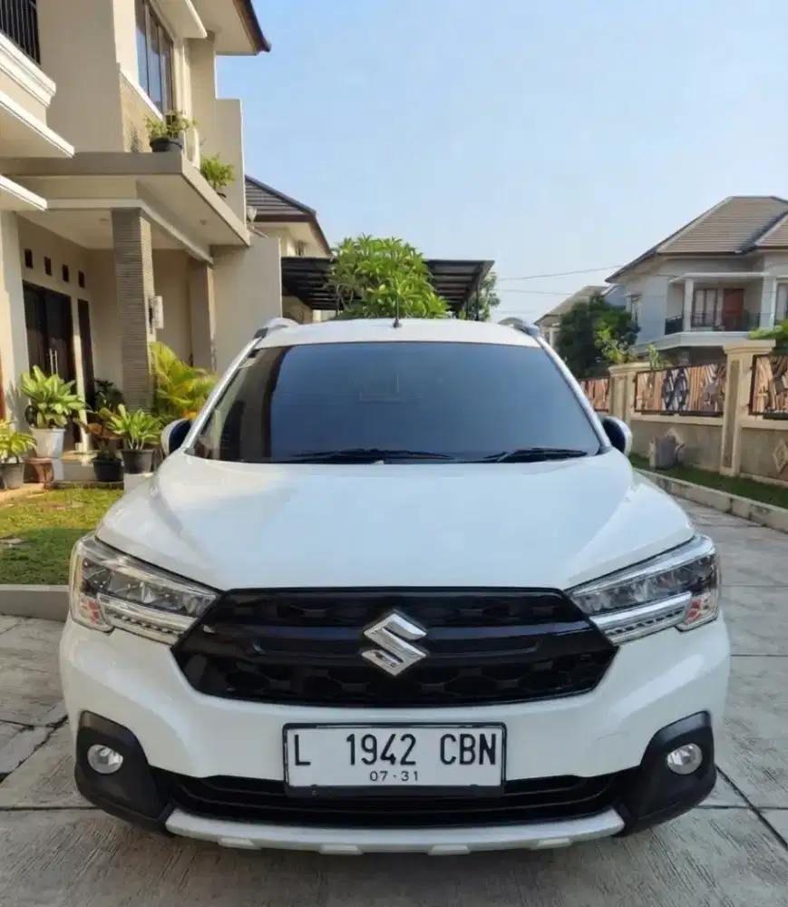xl 7 beta hybrid putih automatic 2023 odo 10 rb an DP 50 JT ISTIMEWAH
