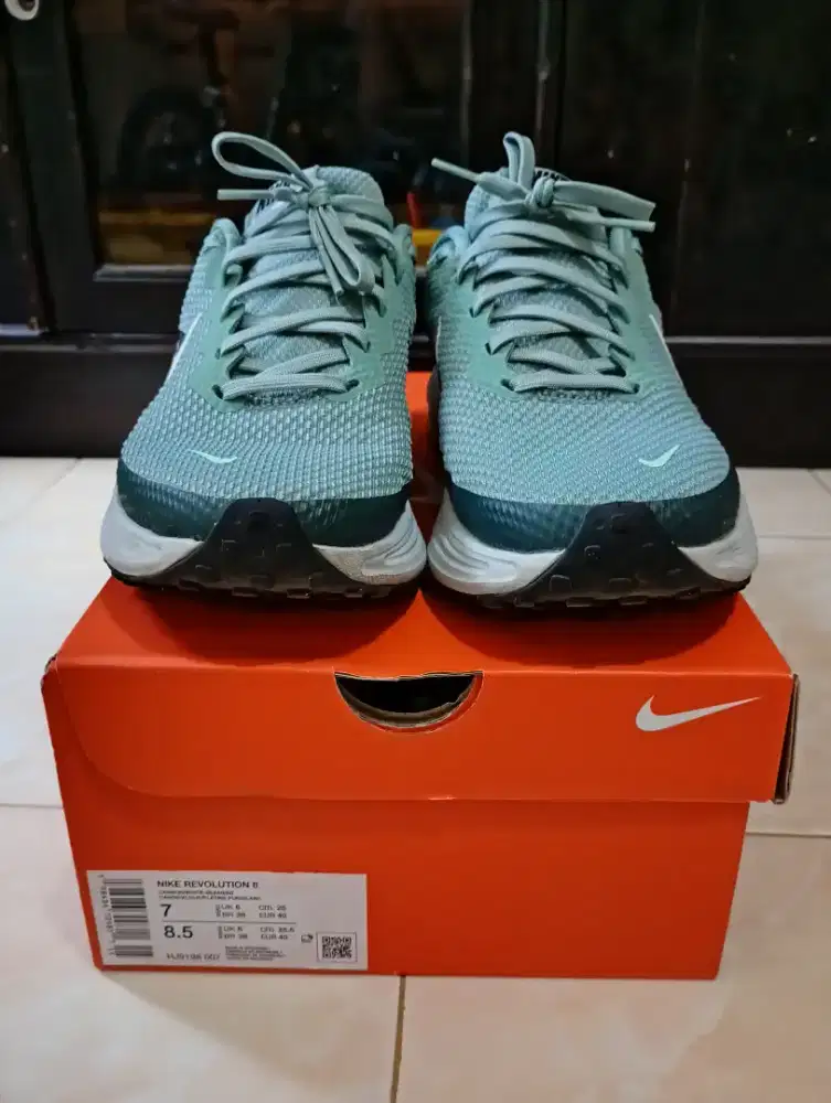 Nike Revolution 8 Original Size 40