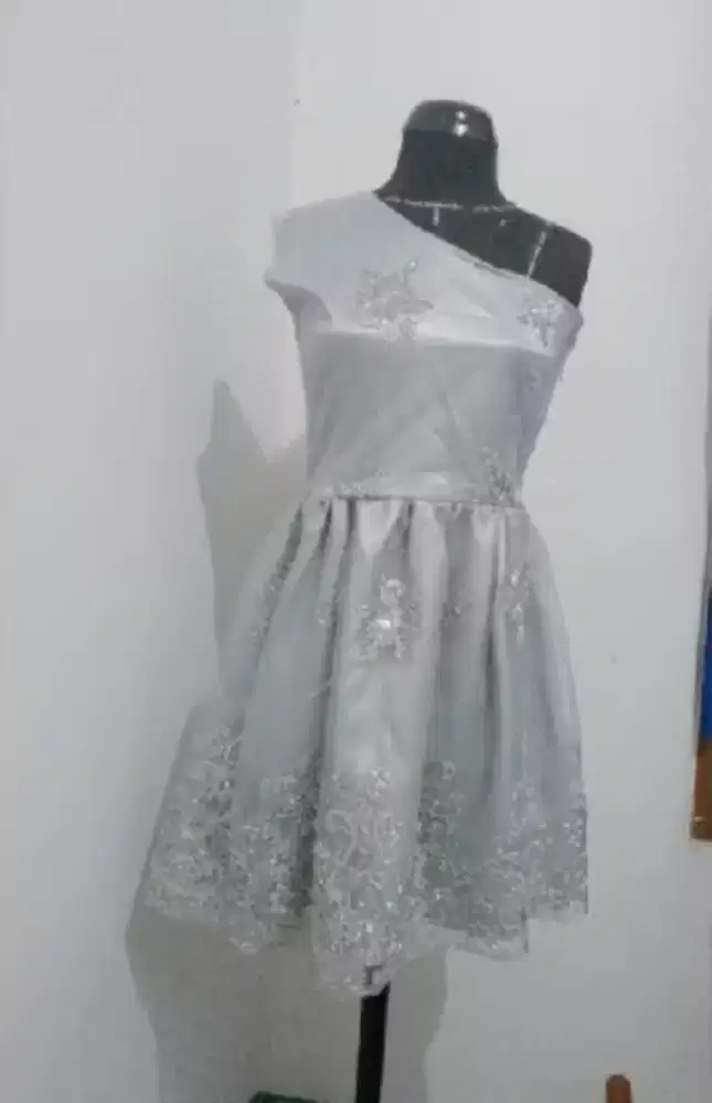 Dress pesta Sabrina silver ld 86 PJ 85