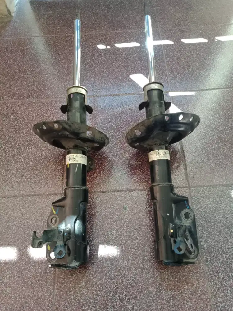 Shockbreker belakang mobil