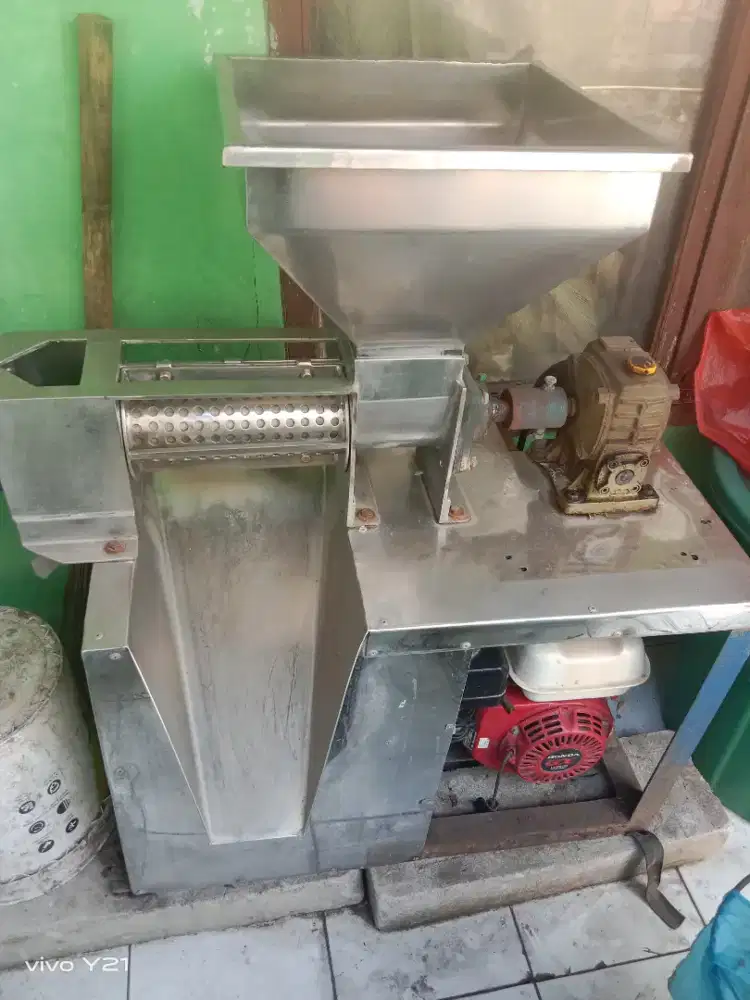 Mesin santan dan parutan meja dan peralatannya