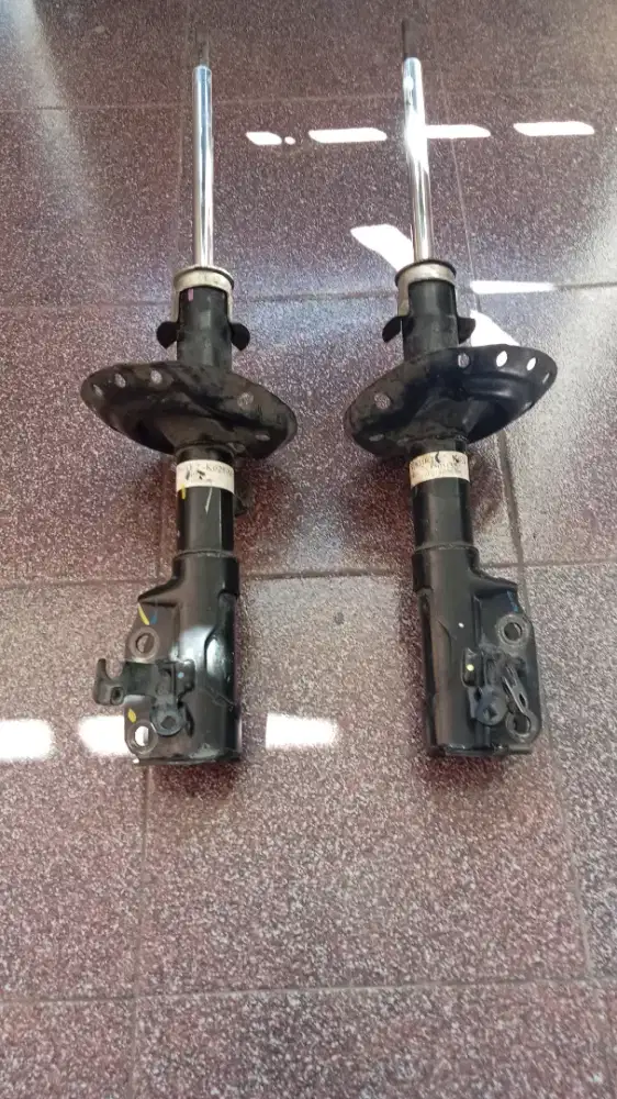 Shockbreaker belakang mobil