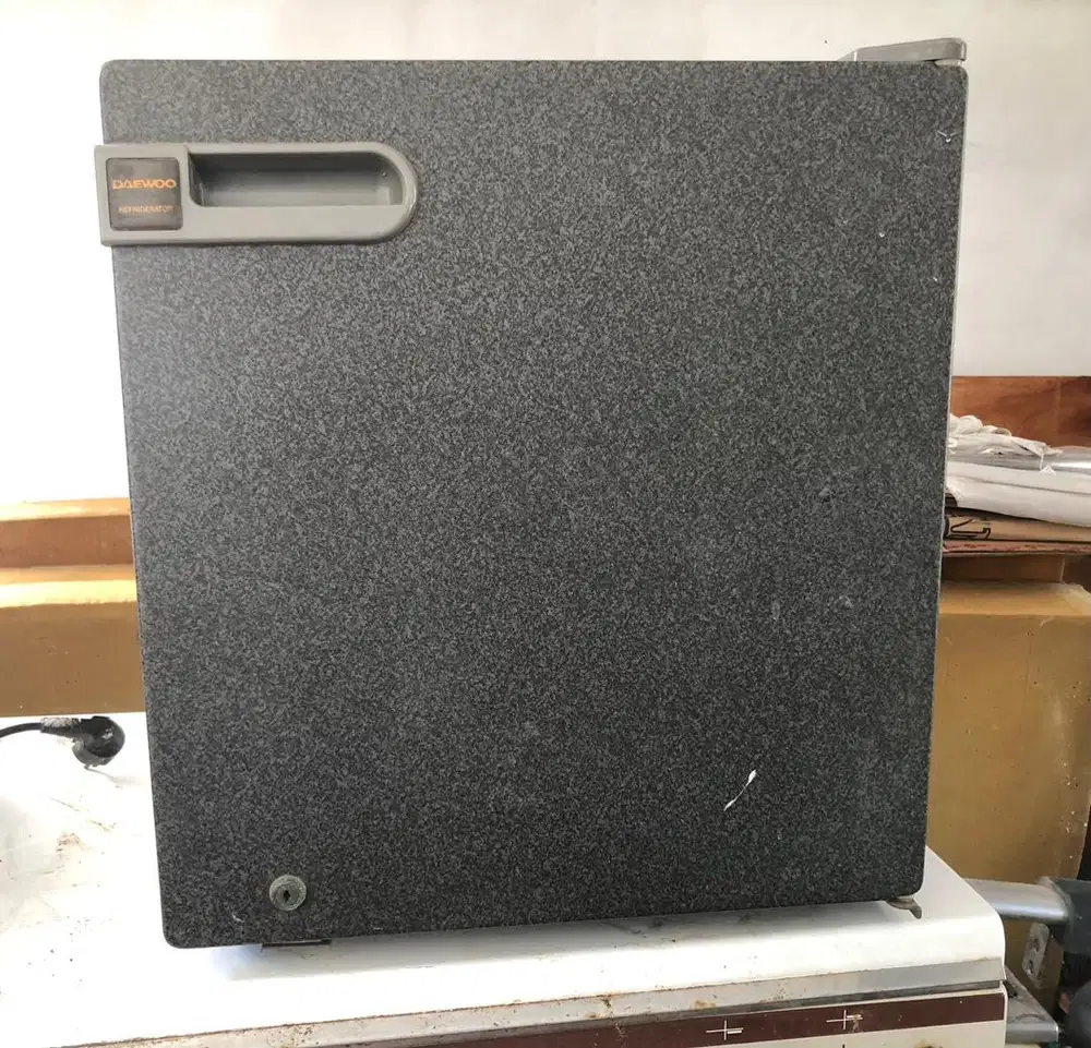 Daewoo kulkas kecil warna abu2