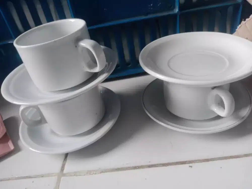 Gelas dan piring kecil