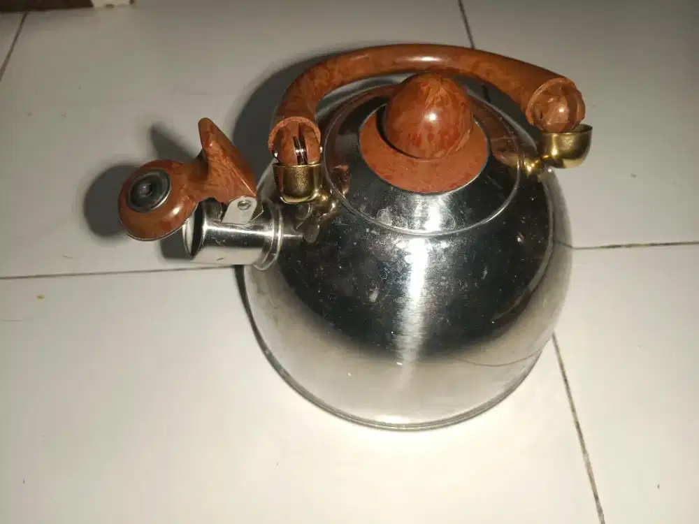 teko masak air, berbunyi jika mendidih airnya