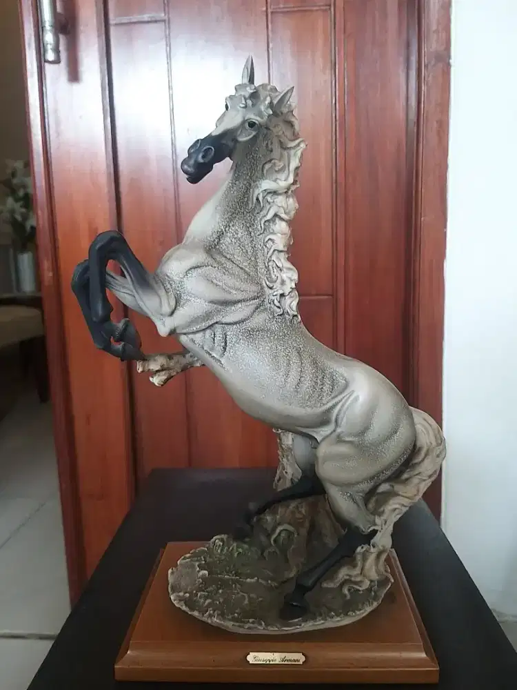 Patung kuda Giuseppe Armani