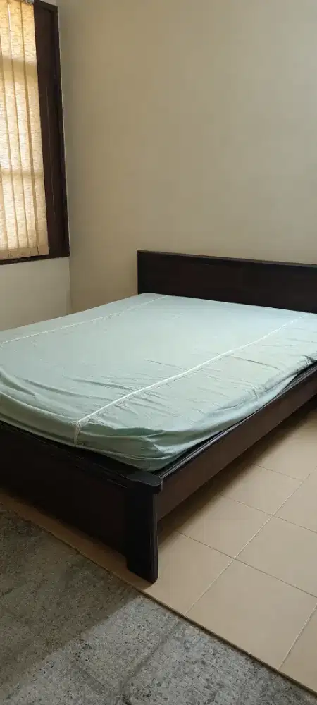 Dipan kayu tanpa kasur