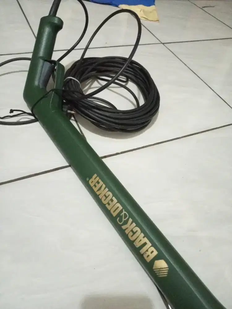 Mesin potong rumput merek BLACK & DECKER GL 320 (23 cm ) 240 W