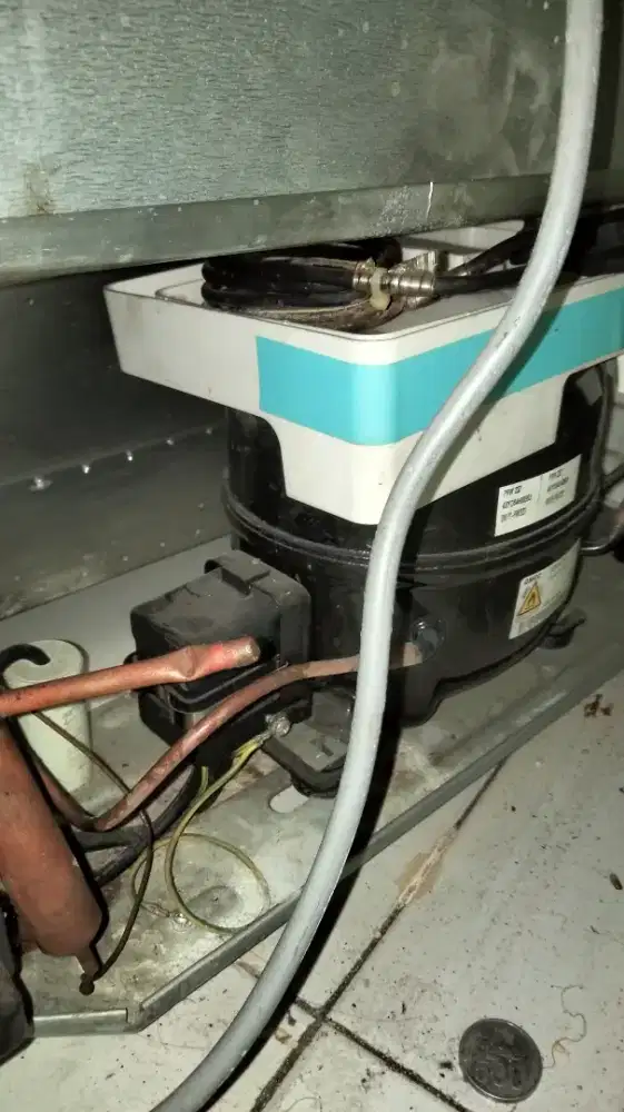 Kulkas Polytron 2 pintu ( besar )