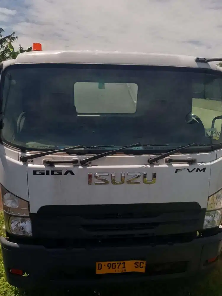 Km 11rb ! Isuzu Giga FVM Tronton Tangki 16rb L Warna Putih Tahun 2022