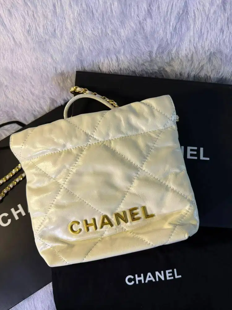 Preloved tas Chanel 22 small handbag white GHW