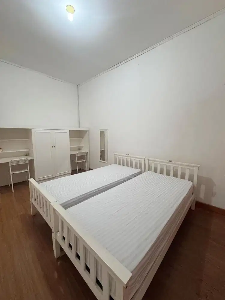 Jual (Bekas) Meja Belajar dan Tempat Tidur Kondisi Bagus