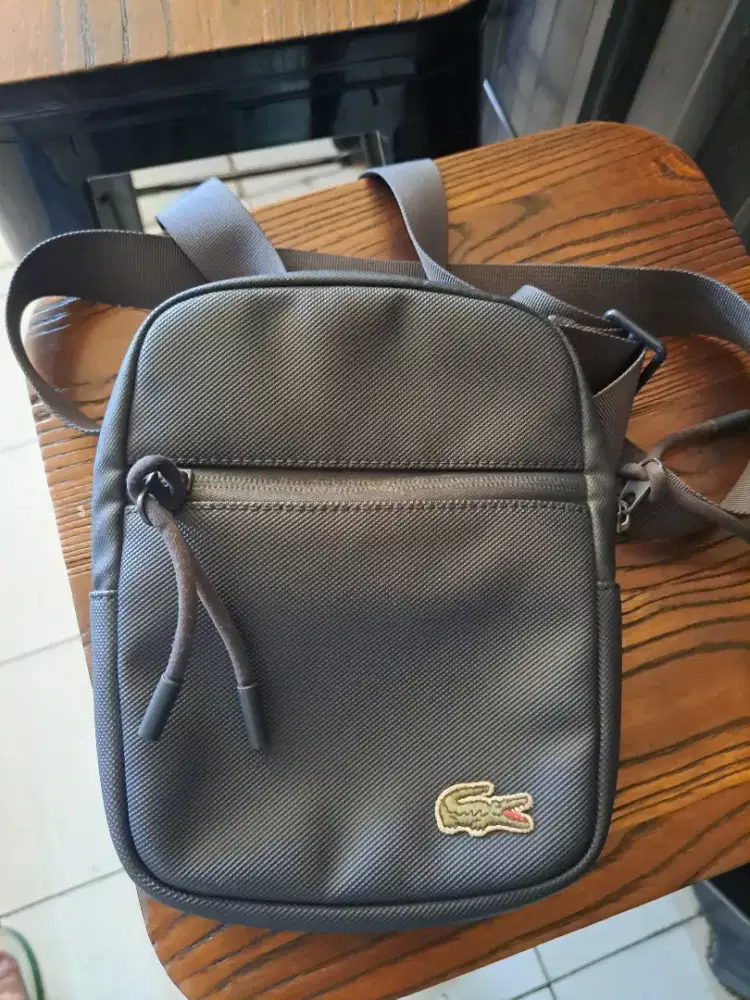 Tas selempang lacoste