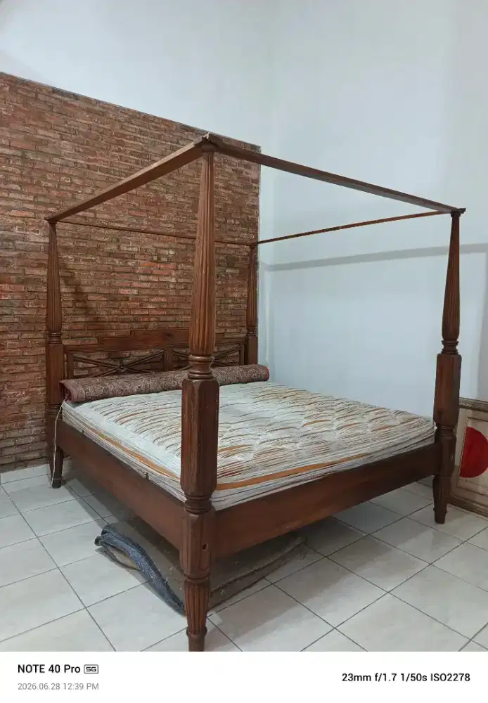 Tempat Tidur Antik pakai Kelambu