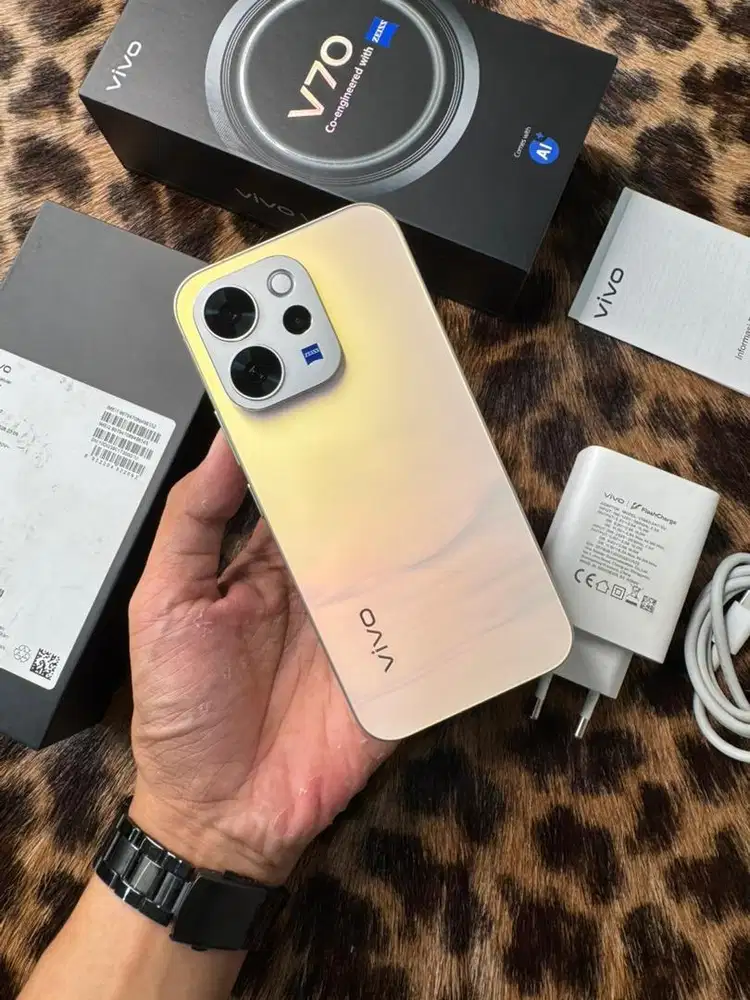 Vivo V70 5G 12/256GB Resmi (Gold)
