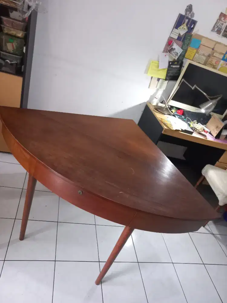 Meja sudut model stgh lingkaran
