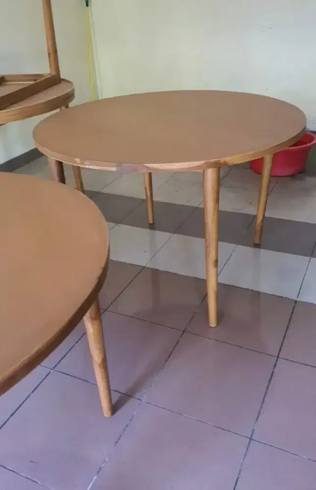 Meja cafe bisa untuk meja santai.